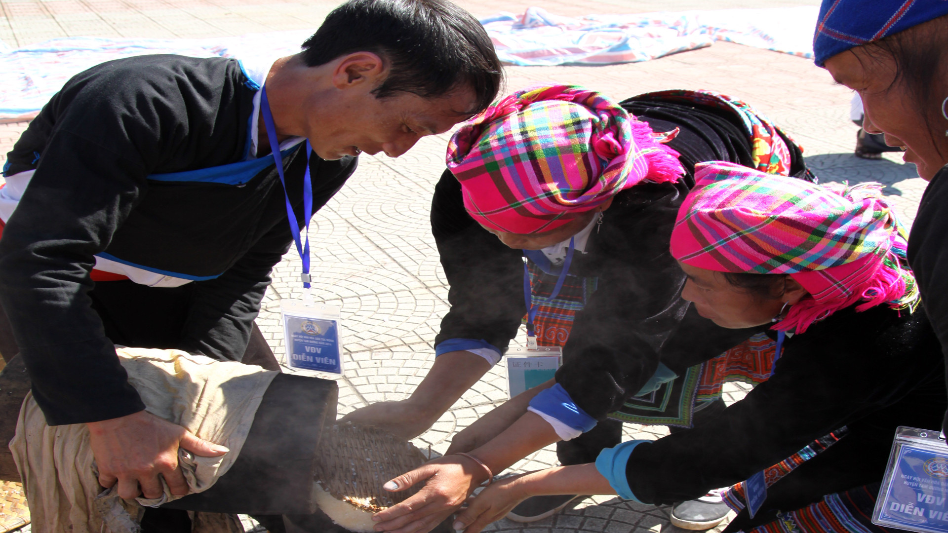 Xôi chín sẽ được bà con đưa vào cối để chuẩn bị giã .