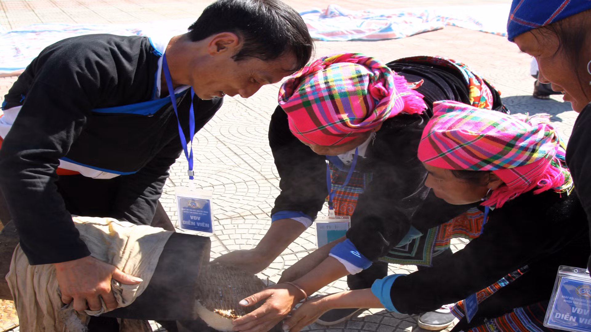 Xôi chín sẽ được bà con đưa vào cối để chuẩn bị giã .