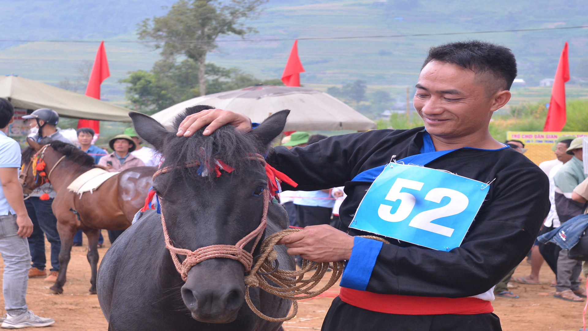 Những con ngựa tham gia đường đua cũng chính là những con ngựa thường ngày cùng bà con thồ hàng, chở nông sản. Những con ngựa tham gia đường đua cũng chính là những con ngựa thường ngày cùng bà con thồ hàng, chở nông sản.
