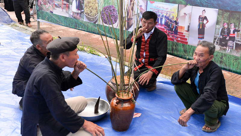 Cùng nhau uống rượu cần.