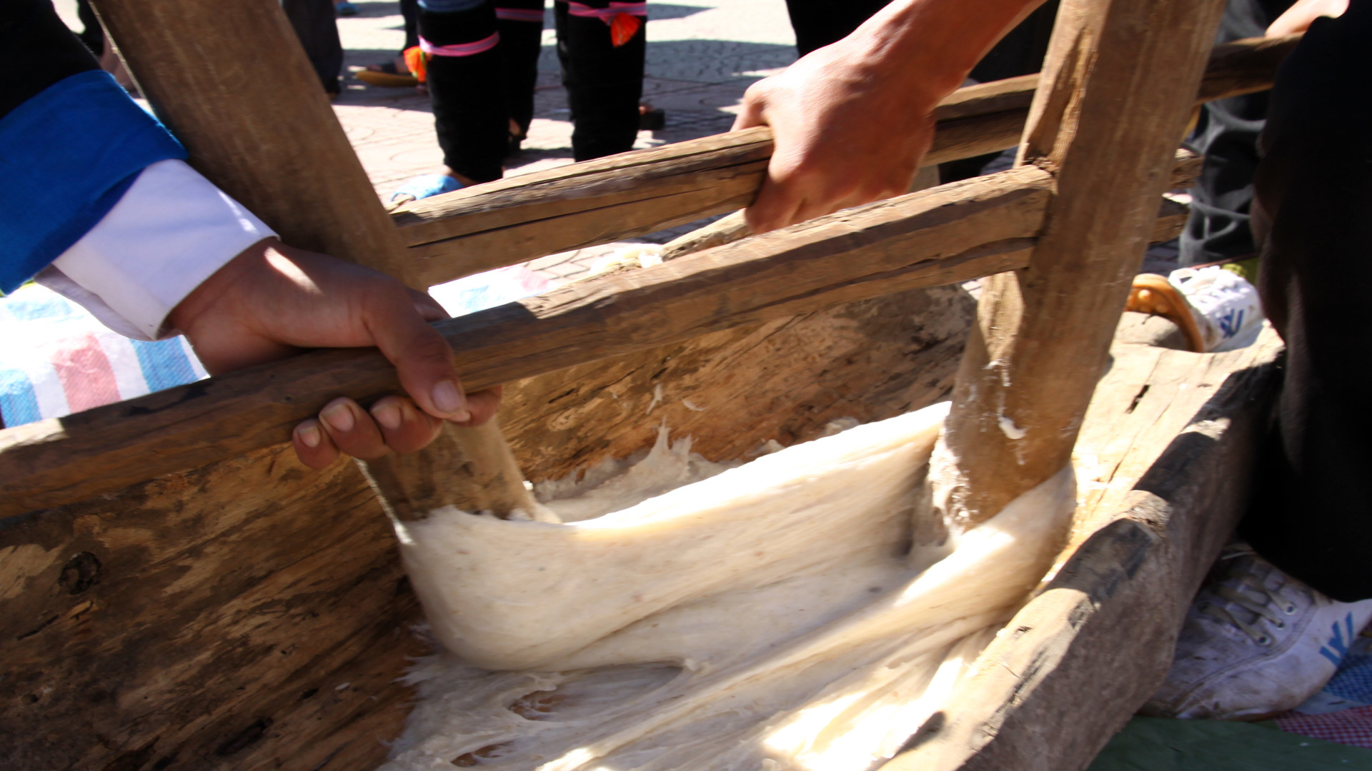 Xôi được giã càng nhuyễn, càng dẻo thì bánh sẽ càng trắng càng mịn và ngon.