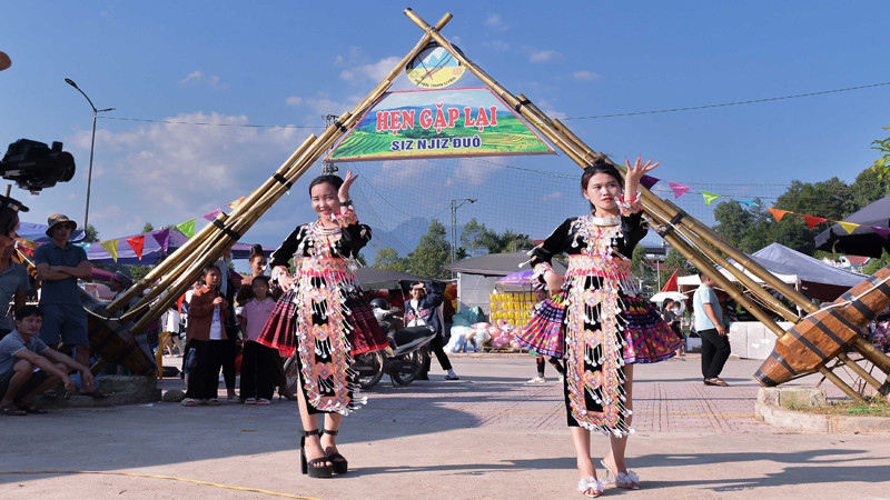 Thậm chí là biểu diễn những vũ điệu độc đáo của dân tộc mình.