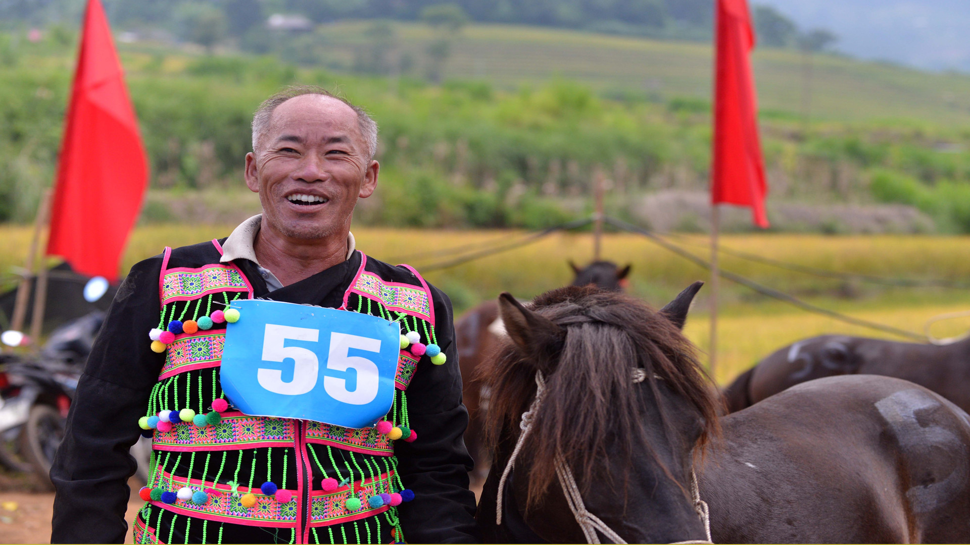 Vàng A Giao - vận động viên lớn tuổi nhất (hơn 50 tuổi) trong số 14 vận động viên nông dân tham gia giải đua lần này. Vàng A Giao - vận động viên lớn tuổi nhất (hơn 50 tuổi) trong số 14 vận động viên nông dân tham gia giải đua lần này.
