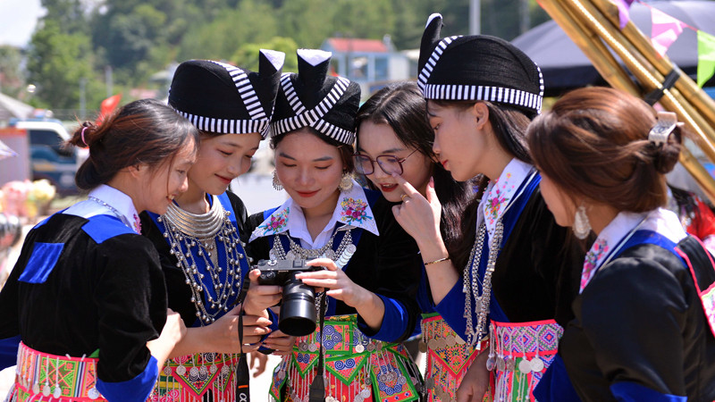 Những cô gái trẻ trong những bộ váy áo xúng xính lại có niềm đam mê lưu giữ thanh xuân.