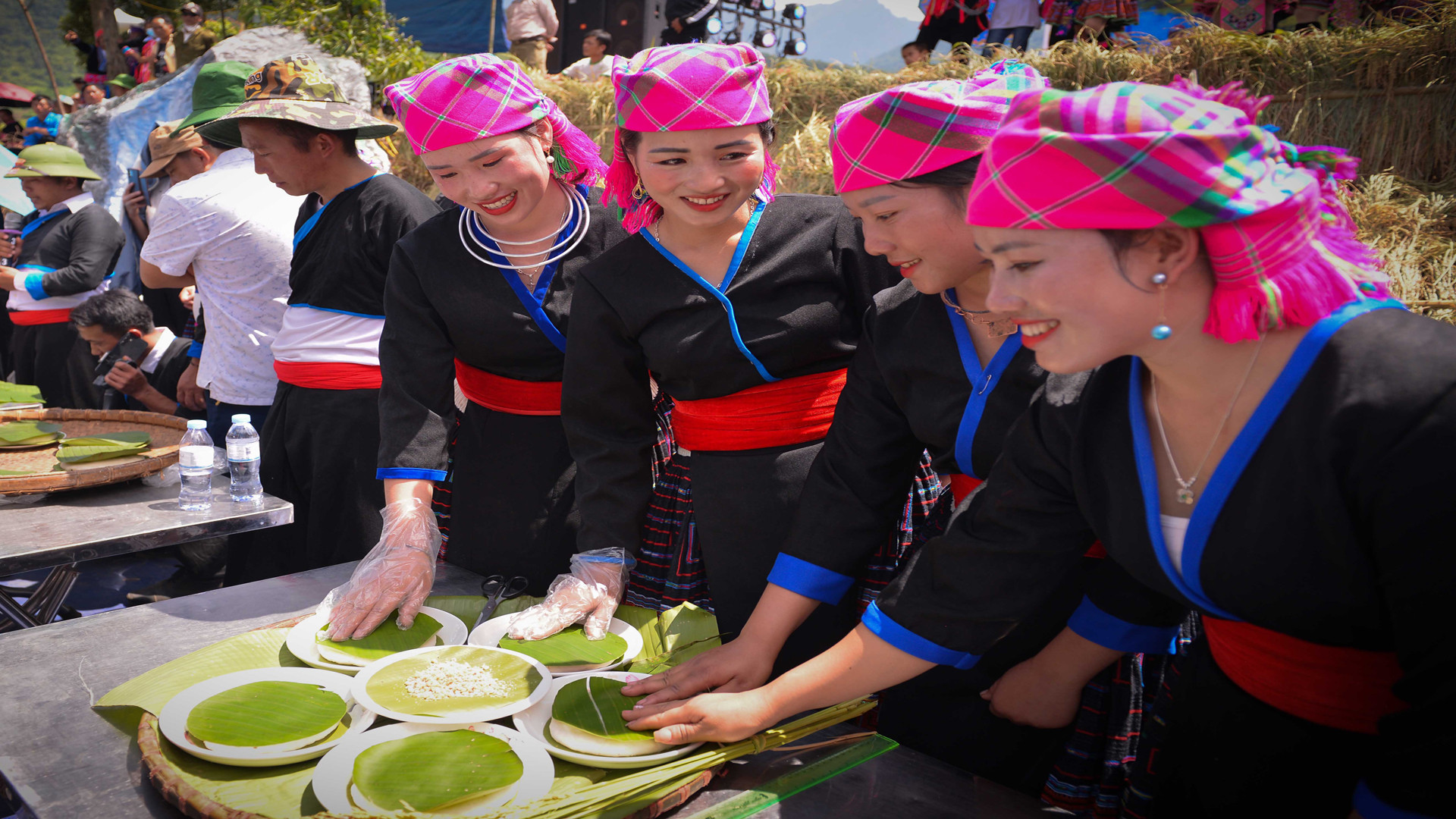 Người H'Mông quan niệm, bánh dày đại diện cho mặt trăng, mặt trời nên bánh nặn càng tròn thì càng đẹp.