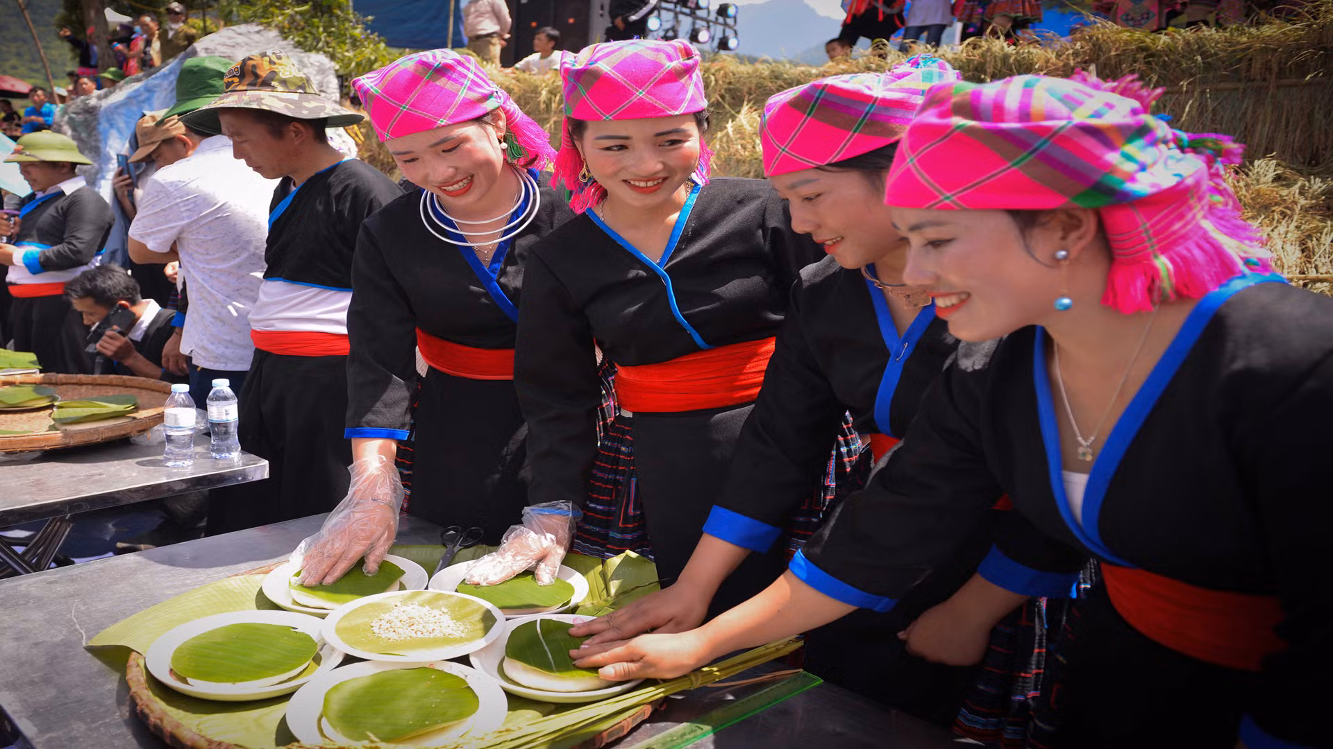 Người H'Mông quan niệm, bánh dày đại diện cho mặt trăng, mặt trời nên bánh nặn càng tròn thì càng đẹp.