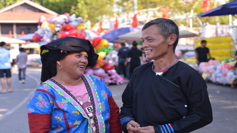 Những người có tuổi lựa chọn cách thể hiện riêng khi xuống phố đón Tết Độc lập.