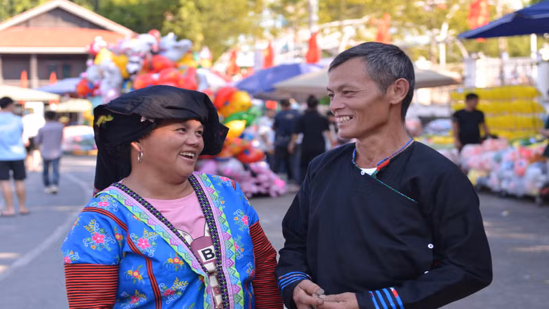 Những người có tuổi lựa chọn cách thể hiện riêng khi xuống phố đón Tết Độc lập.