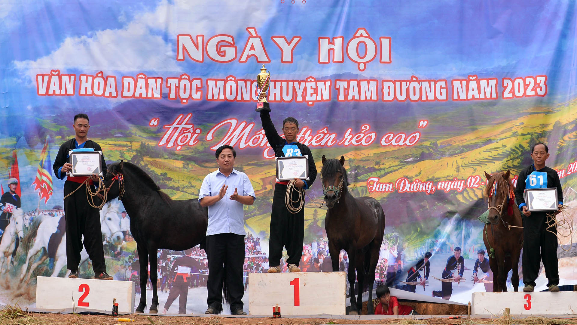 Cúp Vàng và chứng nhận được trao cho những vận động viên nông dân và những chú ngựa thồ xứng đáng nhất. Cúp Vàng và chứng nhận được trao cho những vận động viên nông dân và những chú ngựa thồ xứng đáng nhất.