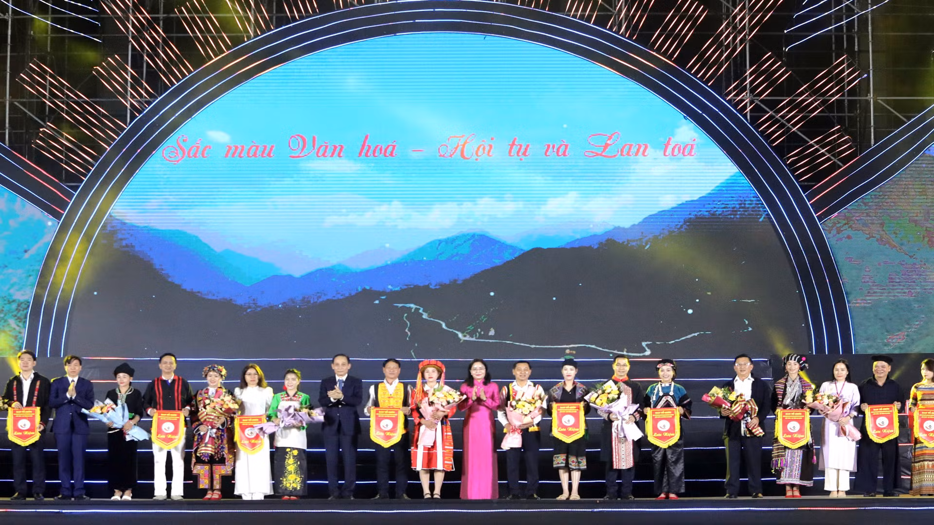 Ban tổ chức tặng hoa và trao cờ lưu niệm cho các đoàn tham gia ngày hội.