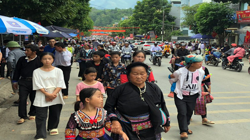 Đông đảo người dân, du khách dồn về trung tâm huyện vui Tết Độc lập.