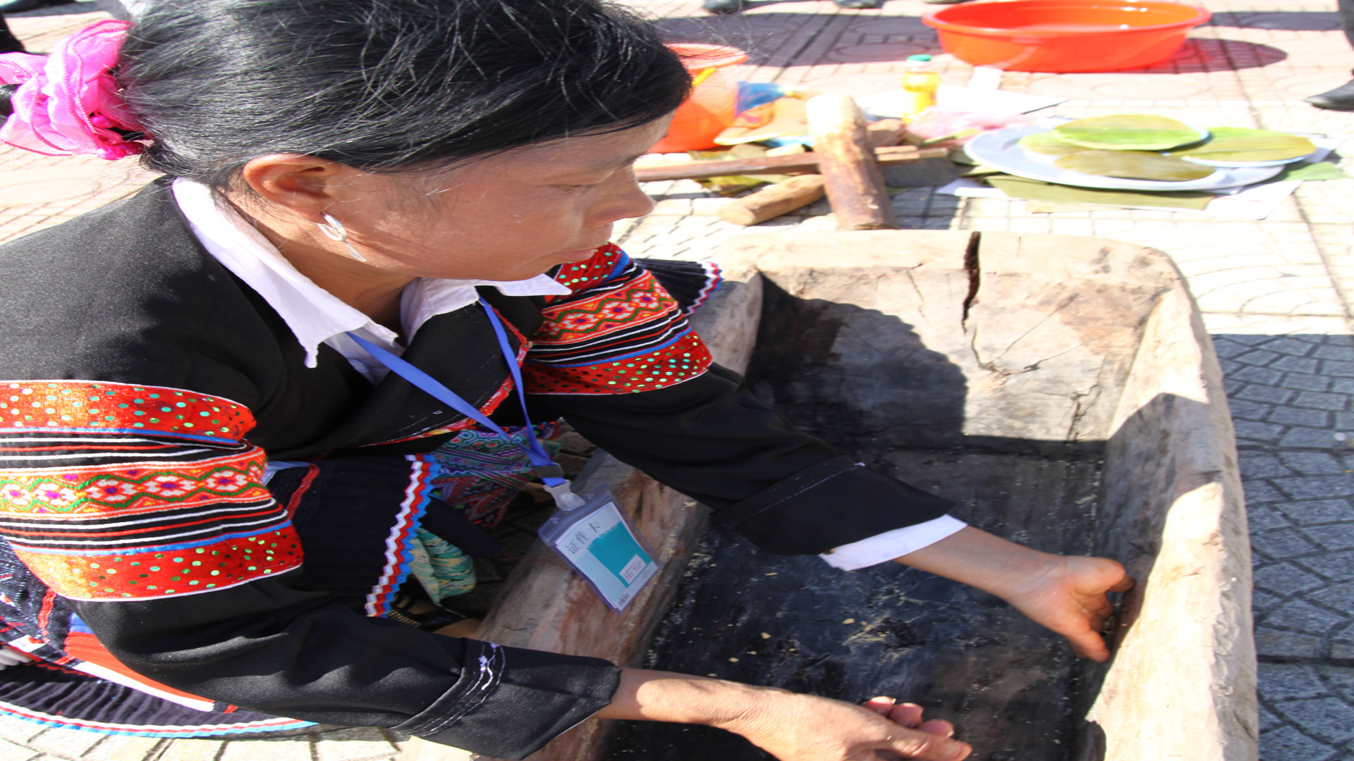 Thay vì dùng dầu, mỡ bà con dùng lòng đỏ trứng gà thoa đều vào các vật dụng để khi giã bánh không bị dính.