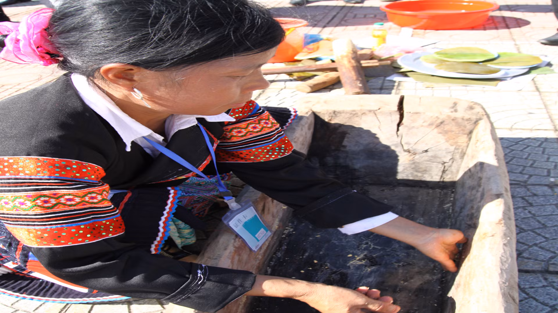 Thay vì dùng dầu, mỡ bà con dùng lòng đỏ trứng gà thoa đều vào các vật dụng để khi giã bánh không bị dính.