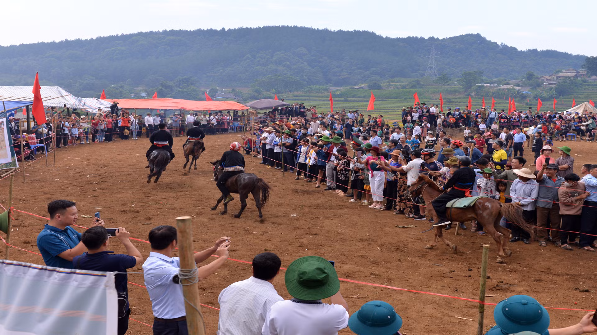 Mặc dù trường đua dã chiến, ngựa đua là những con ngựa thồ hàng hằng ngày và các vận động viên là nông dân thứ thiệt, song đường đua cũng không kém phần kịch tích, hấp dẫn. Mặc dù trường đua dã chiến, ngựa đua là những con ngựa thồ hàng hằng ngày và các vận động viên là nông dân thứ thiệt, song đường đua cũng không kém phần kịch tích, hấp dẫn.