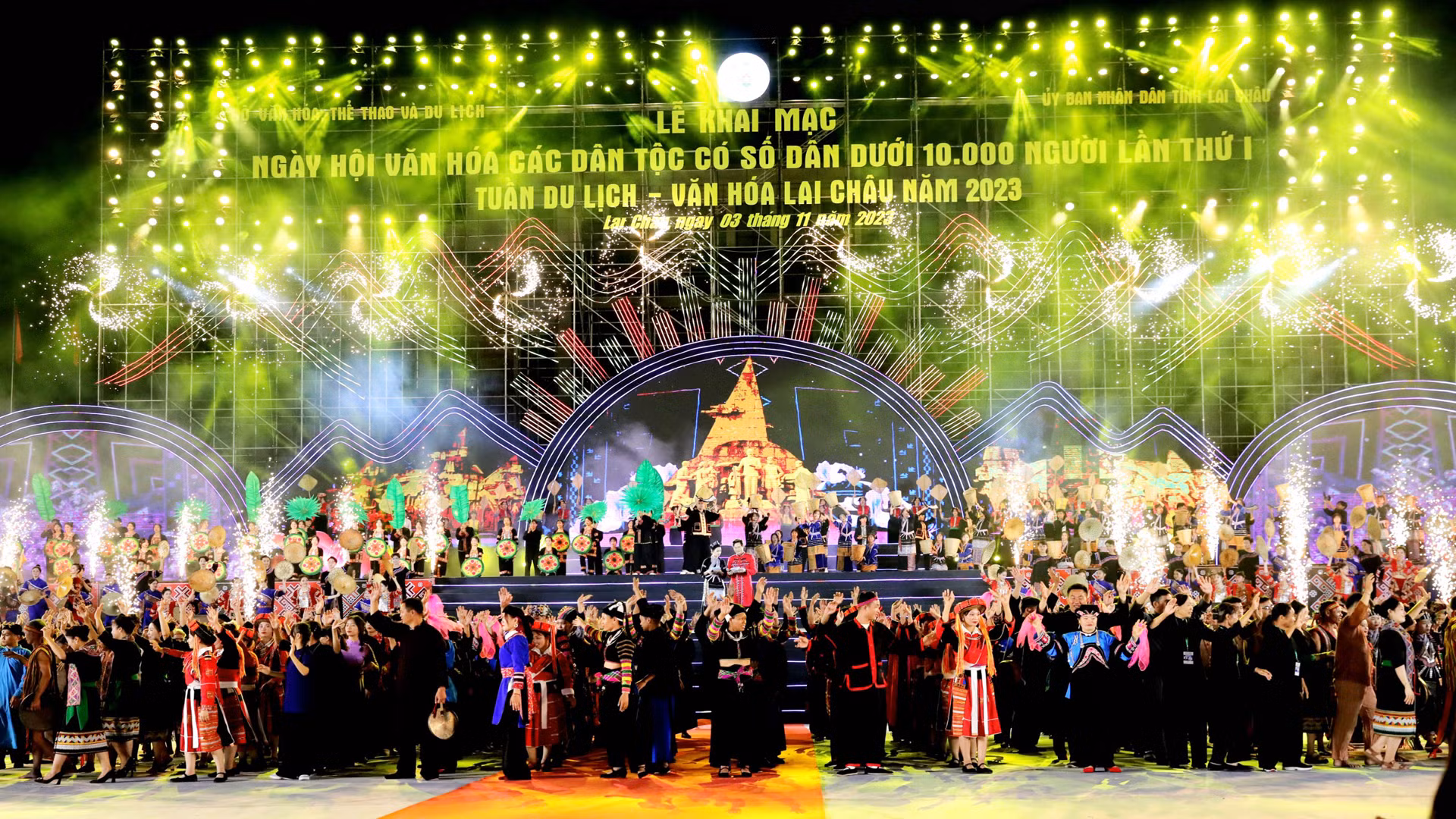 Chương trình nghệ thuật đêm khai mạc ngày hội các dân tộc dưới 10 nghìn người tổ chức tại Lai Châu.