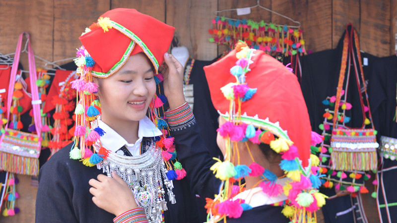 Bà con chuẩn bị những bộ trang phục đẹp, cầu kỳ và sặc sỡ nhất để đi chơi tết.