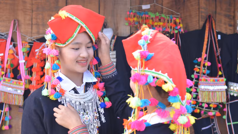 Bà con chuẩn bị những bộ trang phục đẹp, cầu kỳ và sặc sỡ nhất để đi chơi tết.