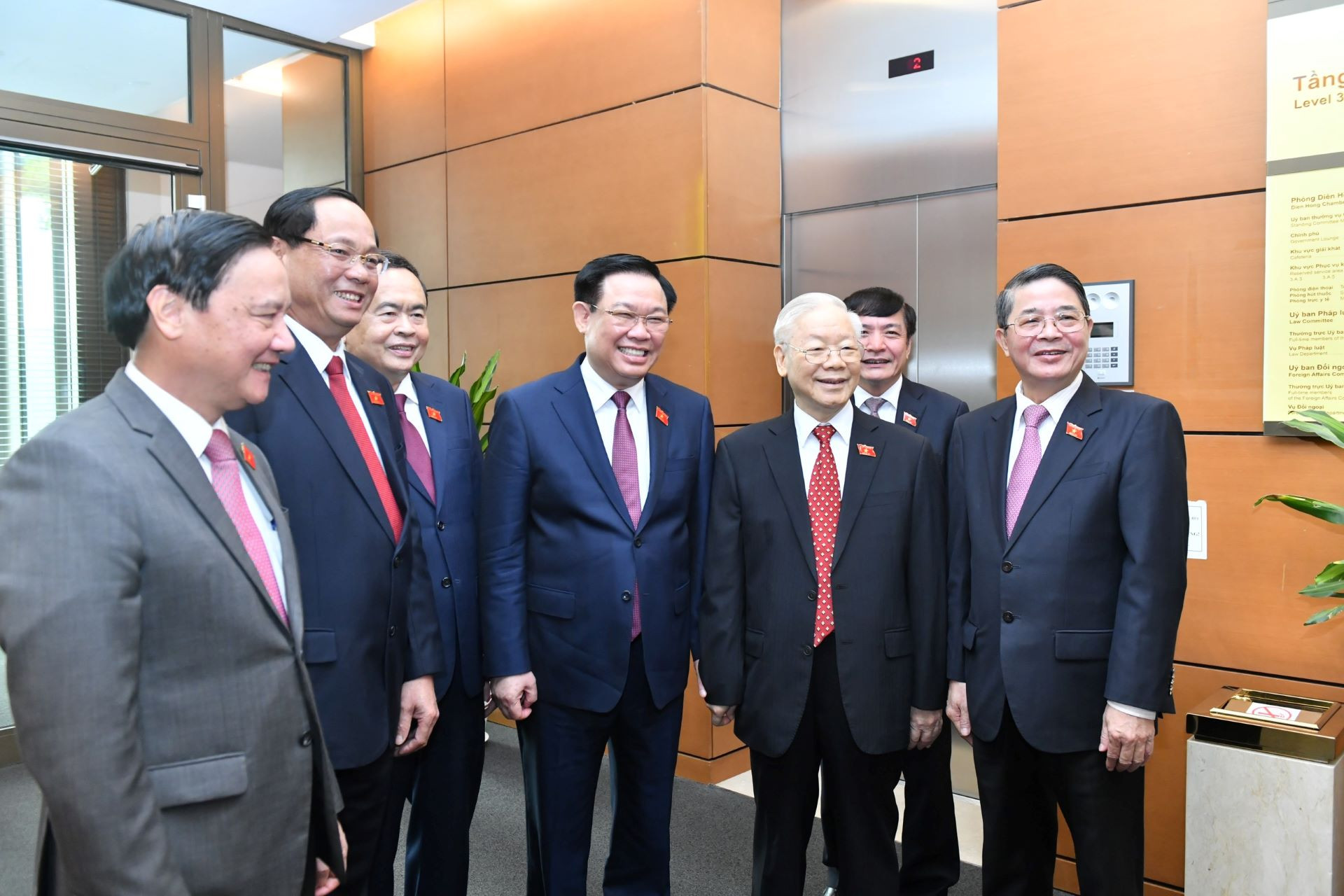 Tổng Bí thư Nguyễn Phú Trọng, Chủ tịch Quốc hội Vương Đình Huệ cùng các đồng chí Phó Chủ tịch Quốc hội và lãnh đạo Quốc hội tại Lễ bế mạc Kỳ họp thứ 6, Quốc hội khóa XV. Tổng Bí thư Nguyễn Phú Trọng, Chủ tịch Quốc hội Vương Đình Huệ cùng các đồng chí Phó Chủ tịch Quốc hội và lãnh đạo Quốc hội tại Lễ bế mạc Kỳ họp thứ 6, Quốc hội khóa XV.