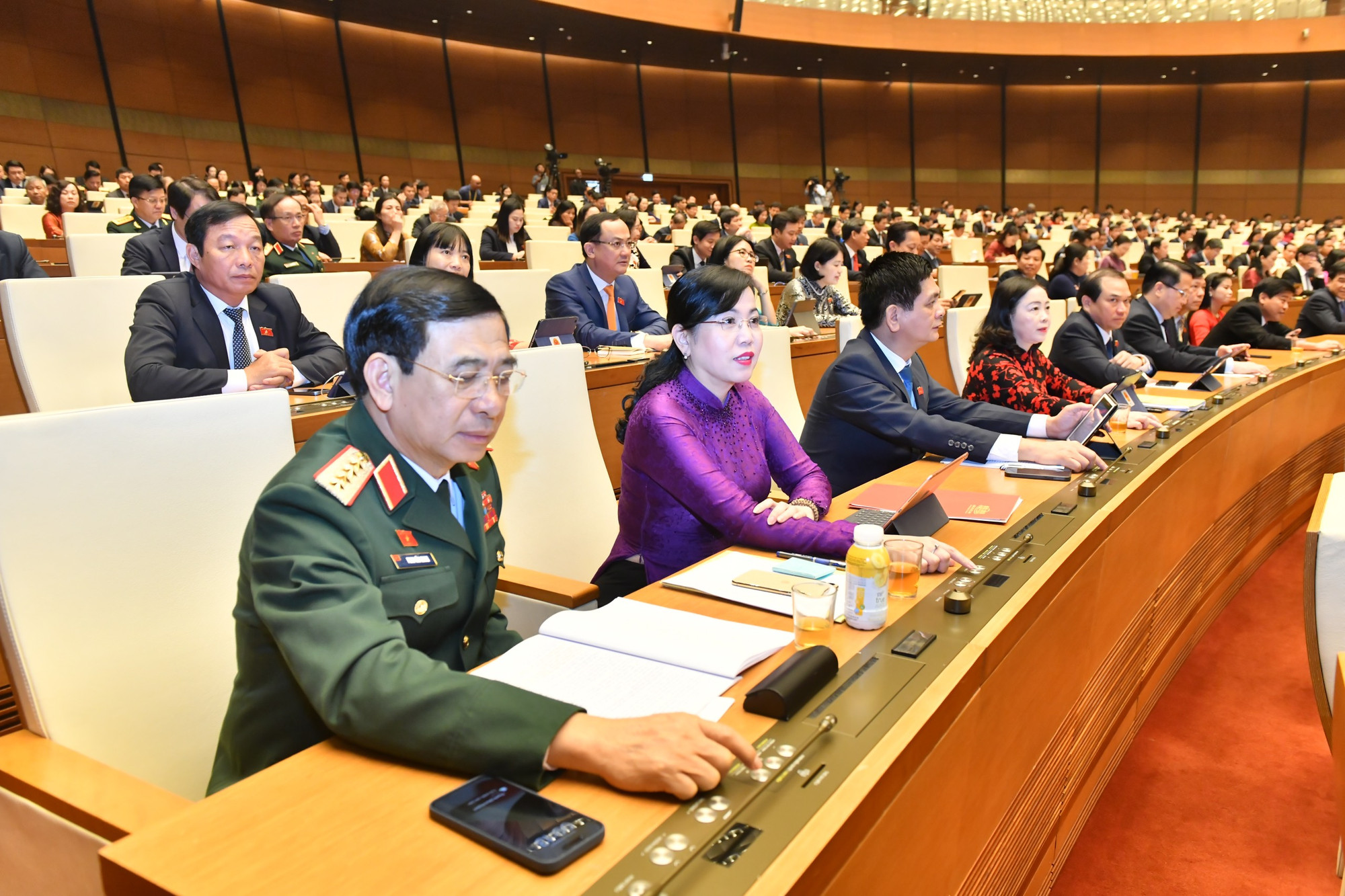 Cũng tại phiên bế mạc, các đại biểu Quốc hội biểu quyết thông qua Nghị quyết về việc áp dụng thuế thu nhập doanh nghiệp bổ sung theo quy định chống xói mòn cơ sở thuế toàn cầu; Nghị quyết về giám sát chuyên đề “việc triển khai thực hiện các Nghị quyết của Quốc hội về các Chương trình mục tiêu quốc gia về xây dựng nông thôn mới giai đoạn 2021-2025, giảm nghèo bền vững giai đoạn 2021-2025, phát triển kinh tế-xã hội vùng đồng bào dân tộc thiểu số và miền núi giai đoạn 2021-2030”. Cũng tại phiên bế mạc, các đại biểu Quốc hội biểu quyết thông qua Nghị quyết về việc áp dụng thuế thu nhập doanh nghiệp bổ sung theo quy định chống xói mòn cơ sở thuế toàn cầu; Nghị quyết về giám sát chuyên đề “việc triển khai thực hiện các Nghị quyết của Quốc hội về các Chương trình mục tiêu quốc gia về xây dựng nông thôn mới giai đoạn 2021-2025, giảm nghèo bền vững giai đoạn 2021-2025, phát triển kinh tế-xã hội vùng đồng bào dân tộc thiểu số và miền núi giai đoạn 2021-2030”.