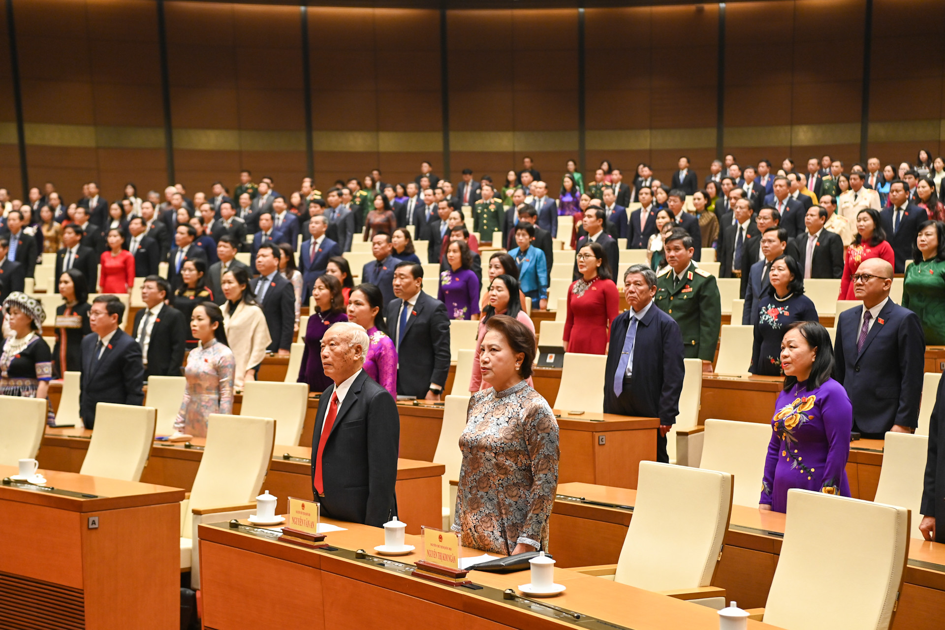 Các đại biểu thực hiện nghi lễ chào cờ tại Lễ bế mạc Kỳ họp thứ 6, Quốc hội khóa XV. Các đại biểu thực hiện nghi lễ chào cờ tại Lễ bế mạc Kỳ họp thứ 6, Quốc hội khóa XV.