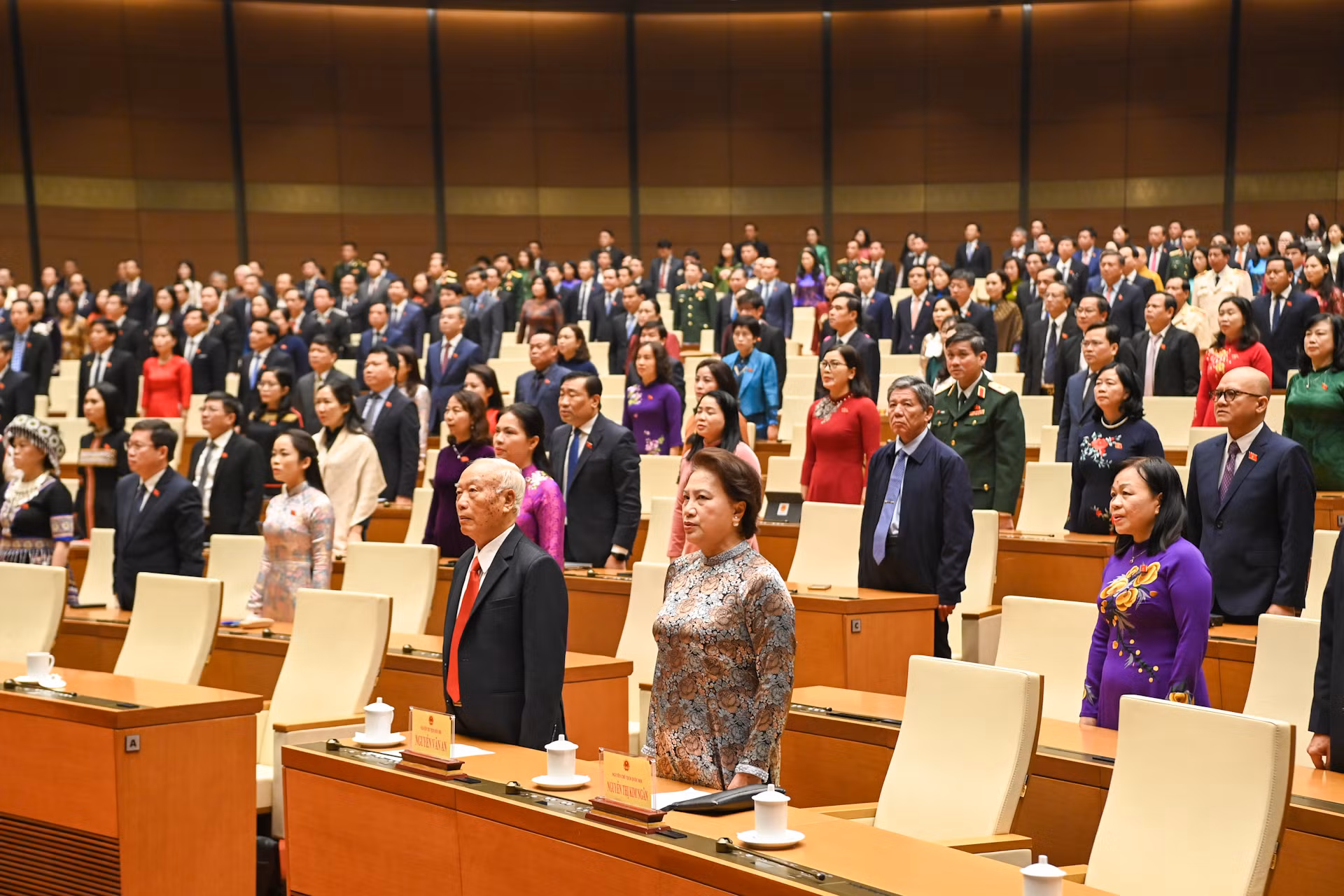 Các đại biểu thực hiện nghi lễ chào cờ tại Lễ bế mạc Kỳ họp thứ 6, Quốc hội khóa XV.