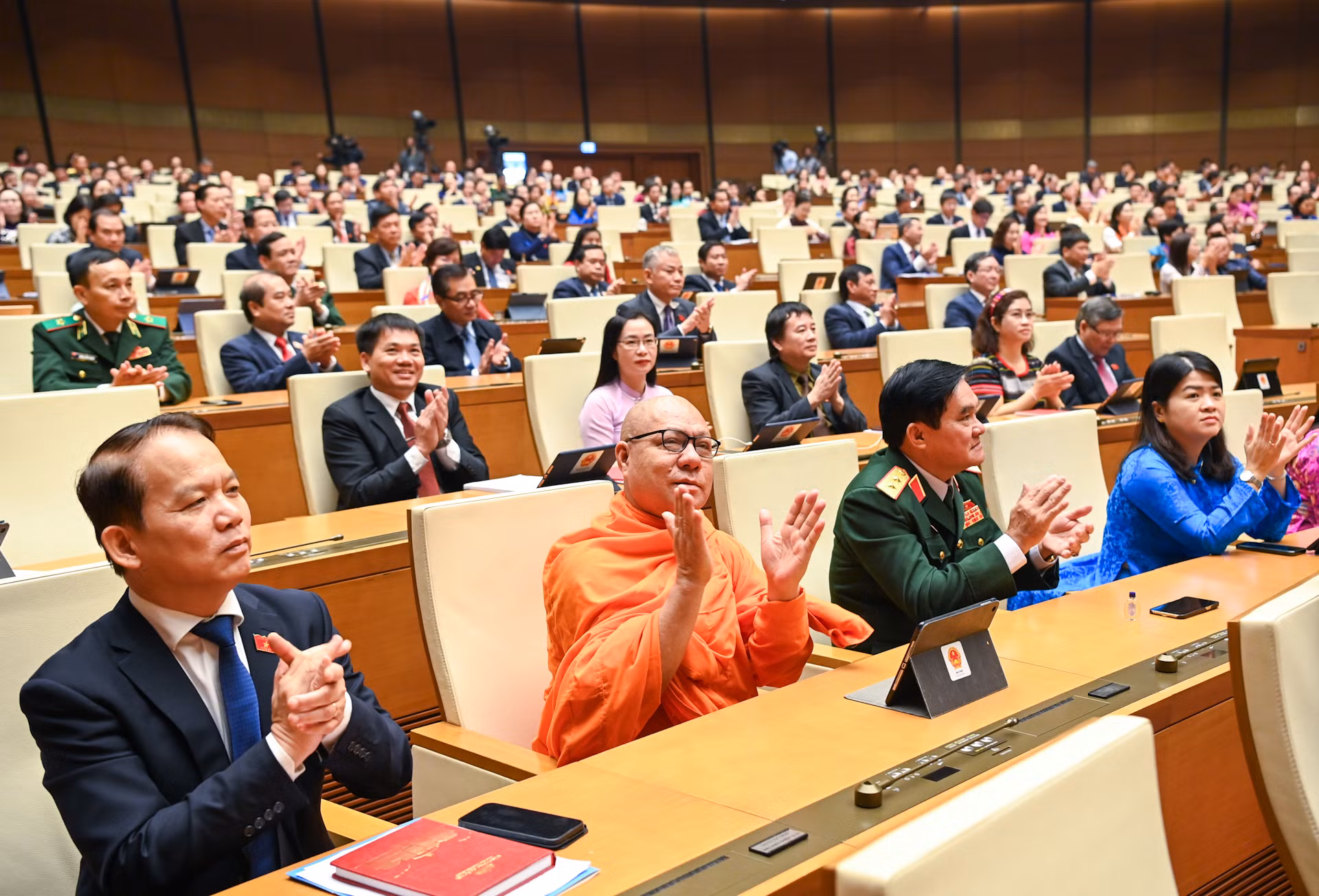 Các đại biểu Quốc hội tham dự Lễ bế mạc Kỳ họp thứ 6, Quốc hội khóa XV.