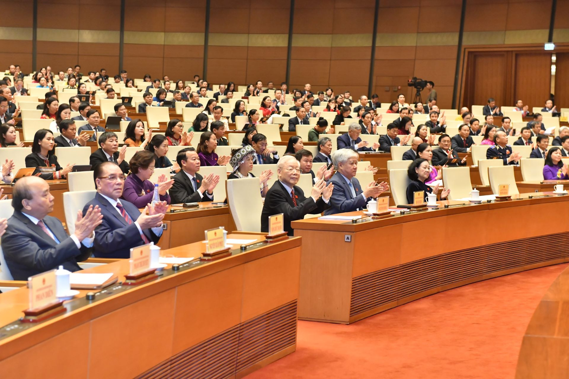 Tổng Bí thư Nguyễn Phú Trọng; Thường trực Ban Bí thư, Trưởng Ban Tổ chức Trung ương Trương Thị Mai; Chủ tịch Uỷ ban Trung ương Mặt trận Tổ quốc Việt Nam Đỗ Văn Chiến cùng các đồng chí lãnh đạo, nguyên lãnh đạo Đảng, Nhà nước và đại biểu Quốc hội tham dự Lễ bế mạc Kỳ họp thứ 6, Quốc hội khóa XV tại Hội trường Diên Hồng. Tổng Bí thư Nguyễn Phú Trọng; Thường trực Ban Bí thư, Trưởng Ban Tổ chức Trung ương Trương Thị Mai; Chủ tịch Uỷ ban Trung ương Mặt trận Tổ quốc Việt Nam Đỗ Văn Chiến cùng các đồng chí lãnh đạo, nguyên lãnh đạo Đảng, Nhà nước và đại biểu Quốc hội tham dự Lễ bế mạc Kỳ họp thứ 6, Quốc hội khóa XV tại Hội trường Diên Hồng.