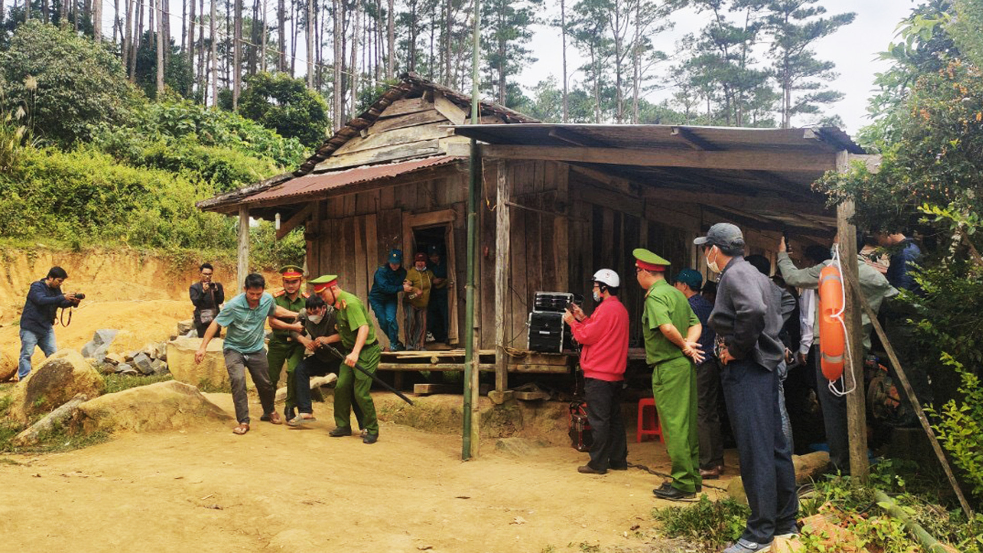 Lực lượng xung kích cưỡng chế người dân không chịu di dời đến nơi an toàn khi có động đất.