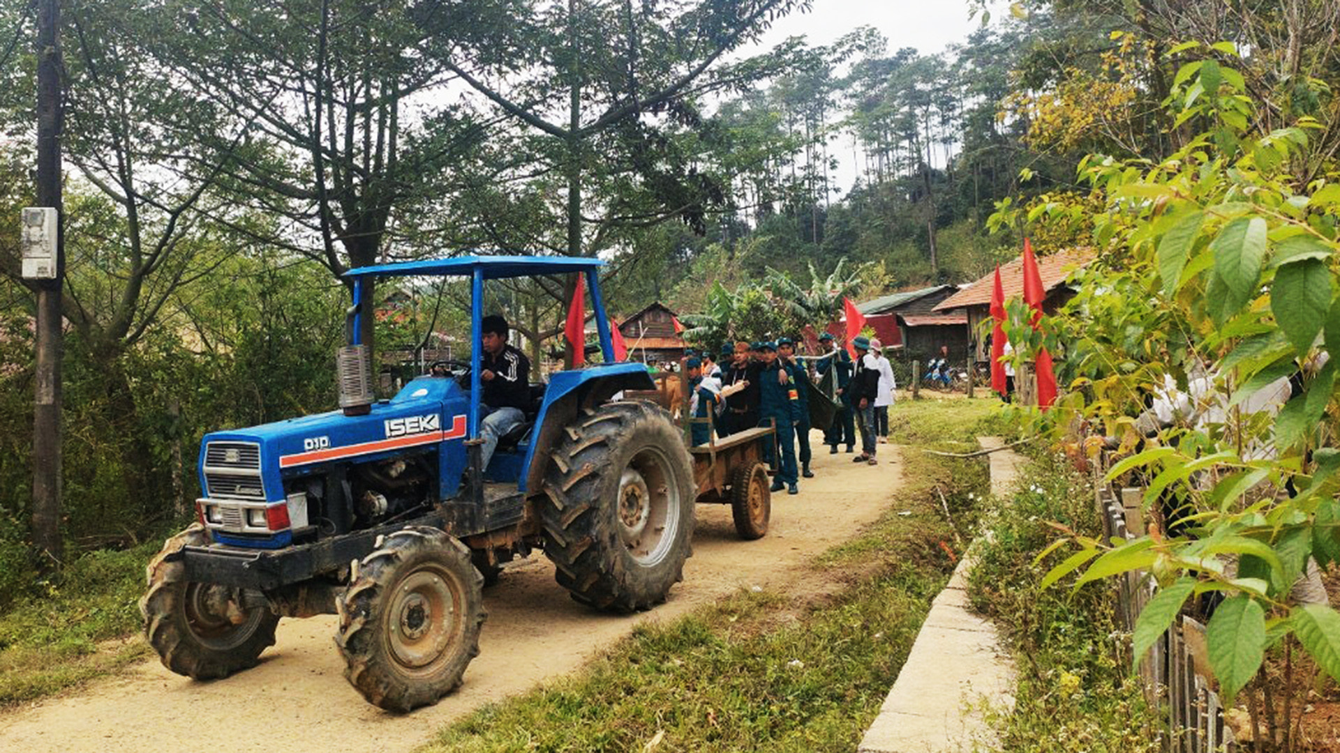 Diễn tập di dời người dân từ nơi có nguy cơ cao sạt lở đến nơi an toàn khi có động đất.