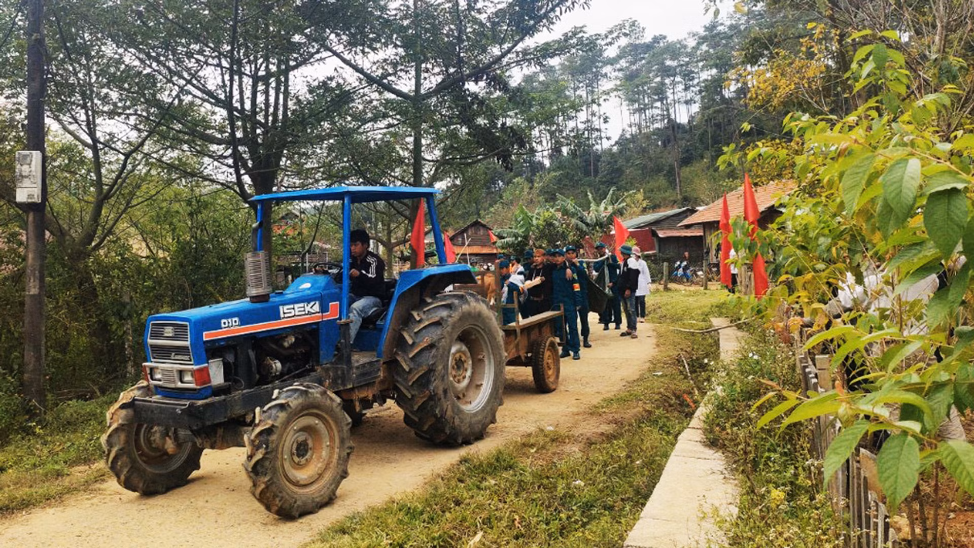 Diễn tập di dời người dân từ nơi có nguy cơ cao sạt lở đến nơi an toàn khi có động đất.