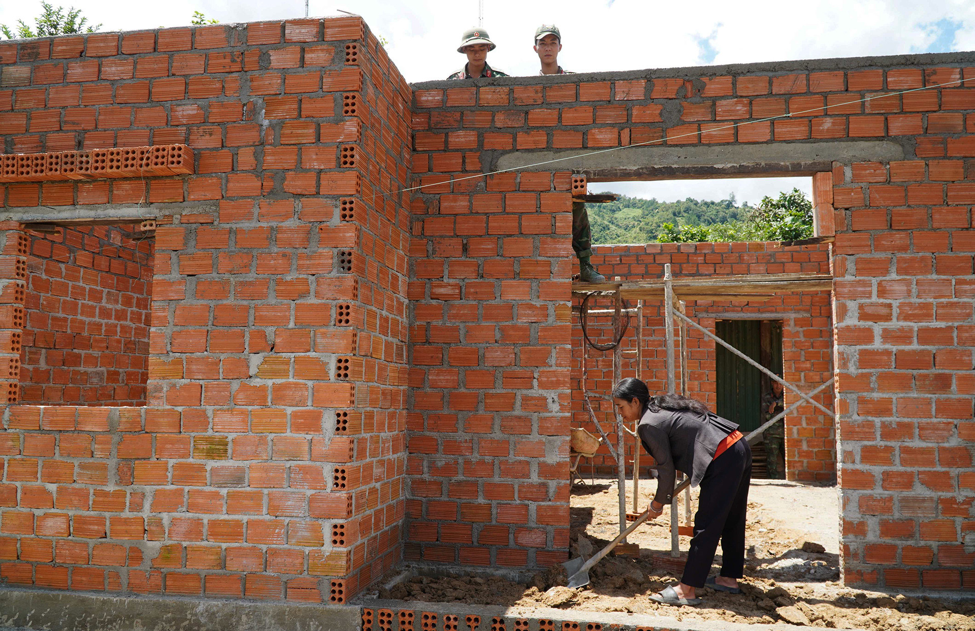 Nhiều gia đình thôn Làng Mới đã xây dựng được căn nhà chắn chắn, khang trang.