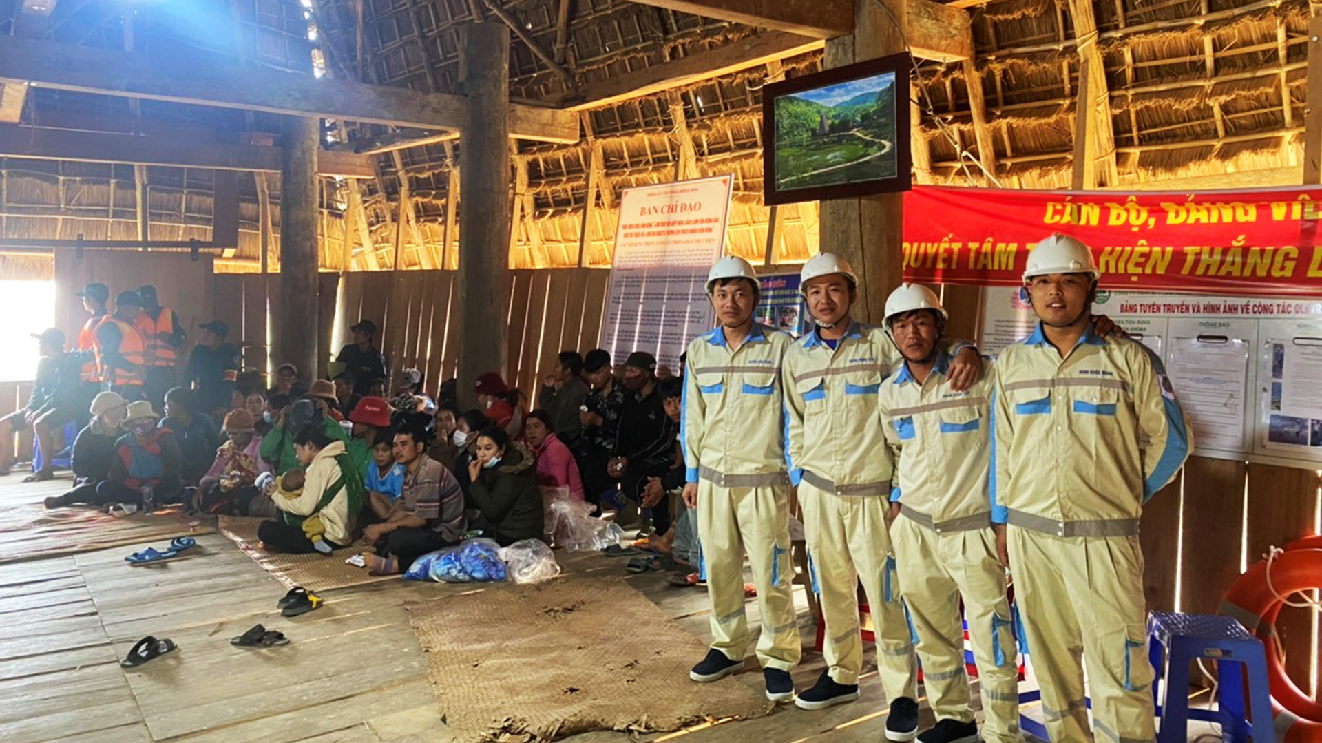 Lực lượng xung kích Nhà máy Thủy điện Thượng Kon Tum di dời người dân từ nơi có nguy cơ cao sạt lở đến nơi an toàn.