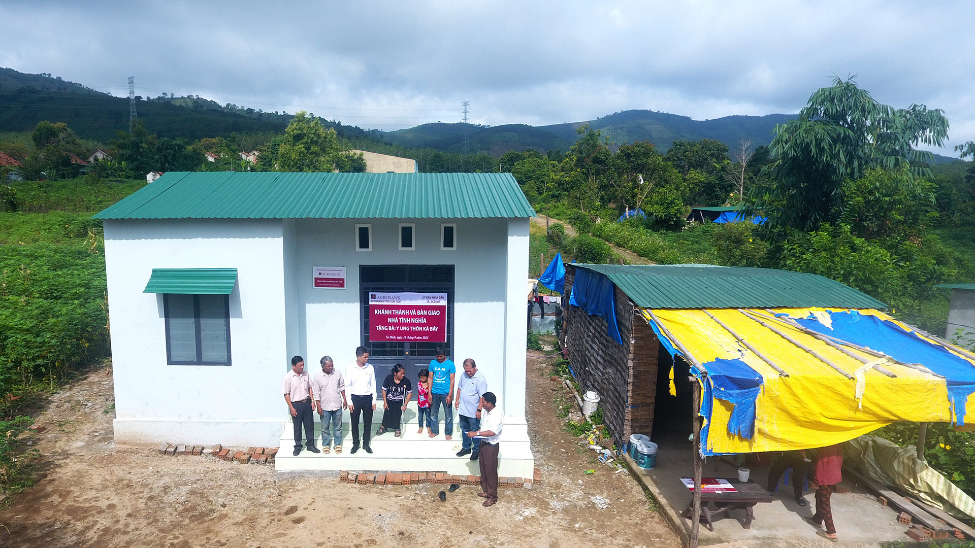 Trao nhà tình nghĩa cho chị Y Ung. Trao nhà tình nghĩa cho chị Y Ung.