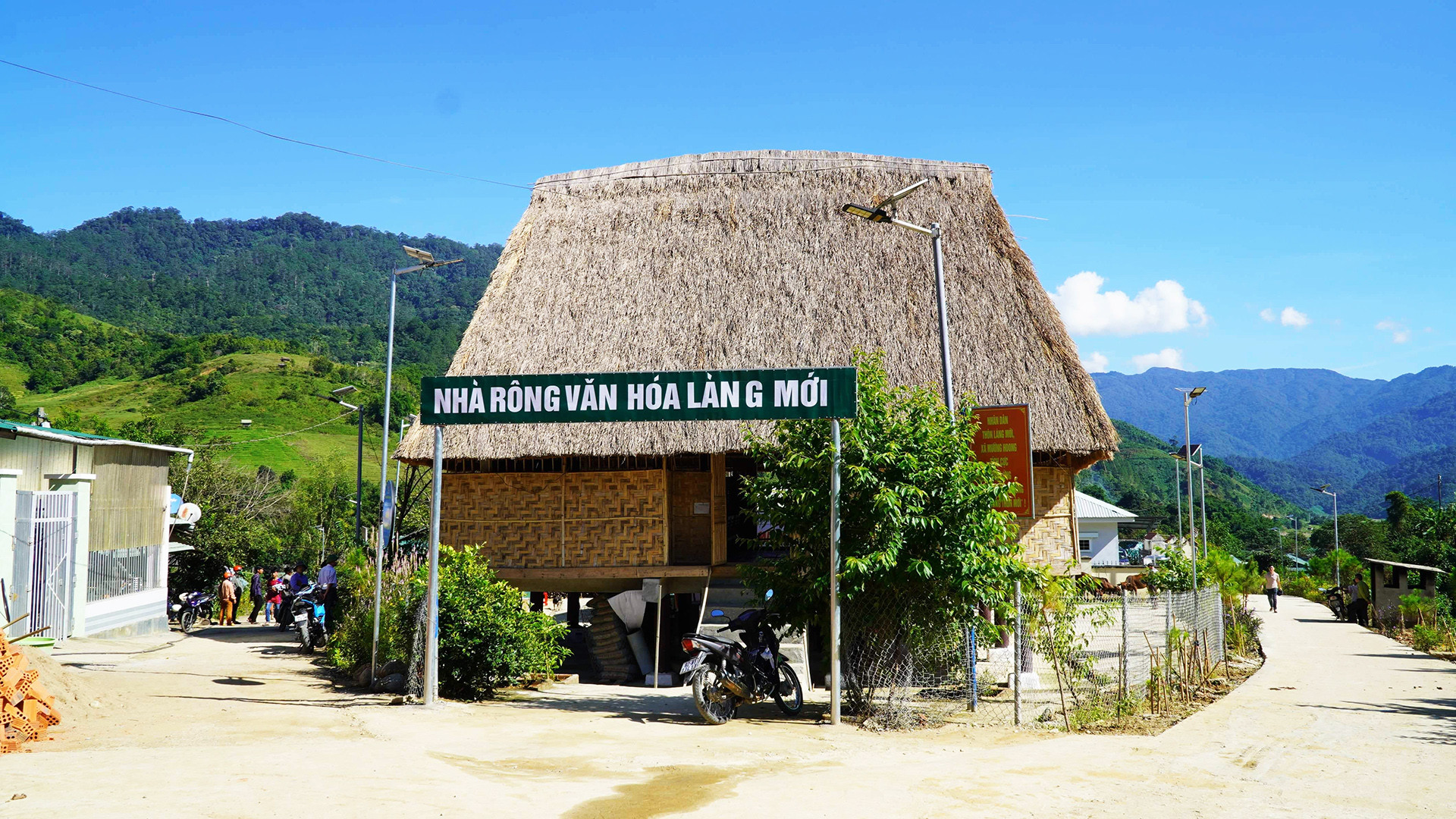 Nhà rông văn hóa thôn Làng Mới được xây dựng khang trang.