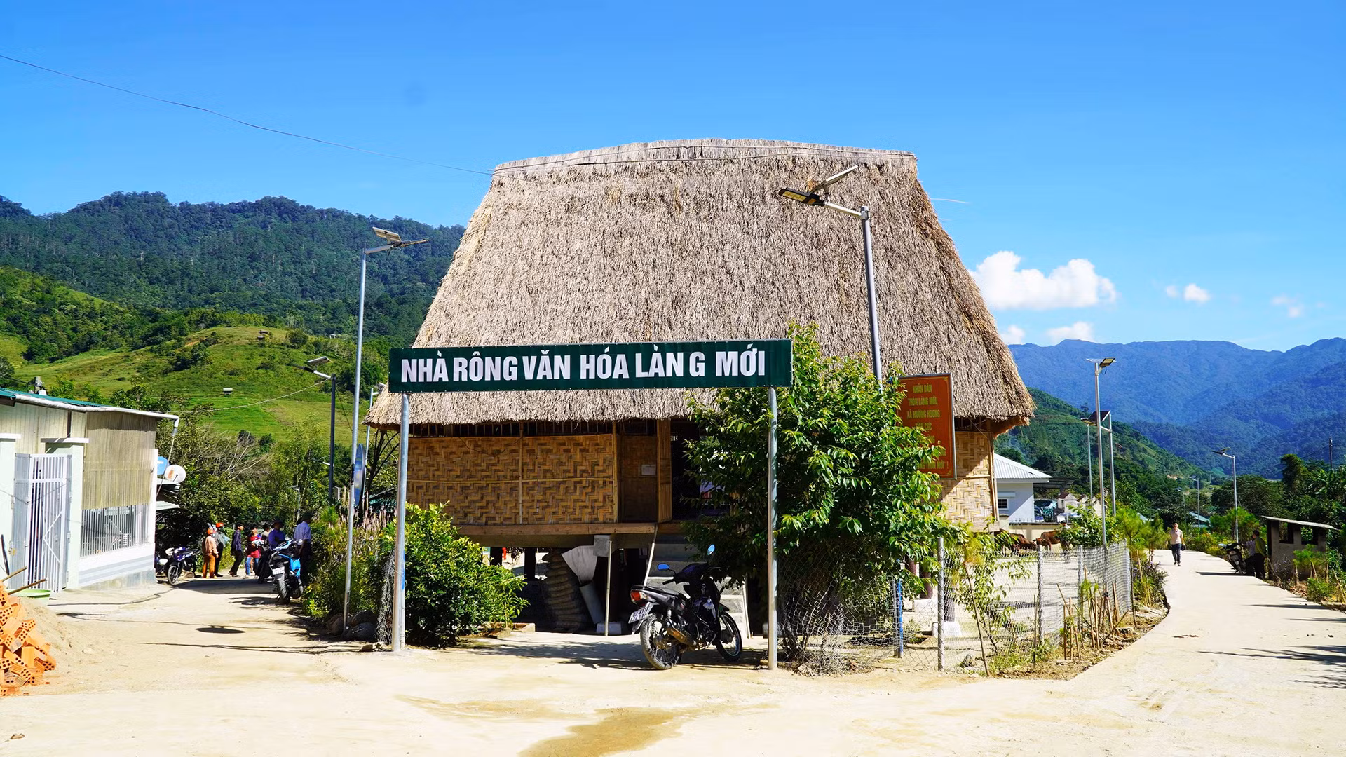 Nhà rông văn hóa thôn Làng Mới được xây dựng khang trang.