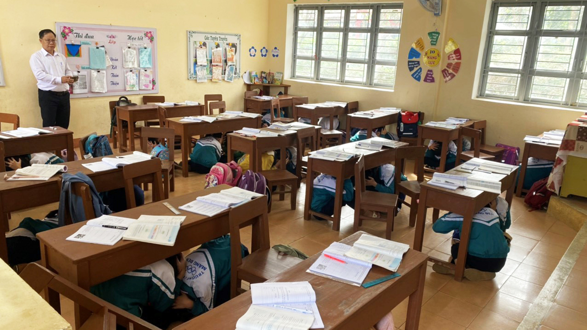 Tập huấn giả định có một trận động đất mạnh xảy ra tại gần Trường tiểu học Măng Đen.