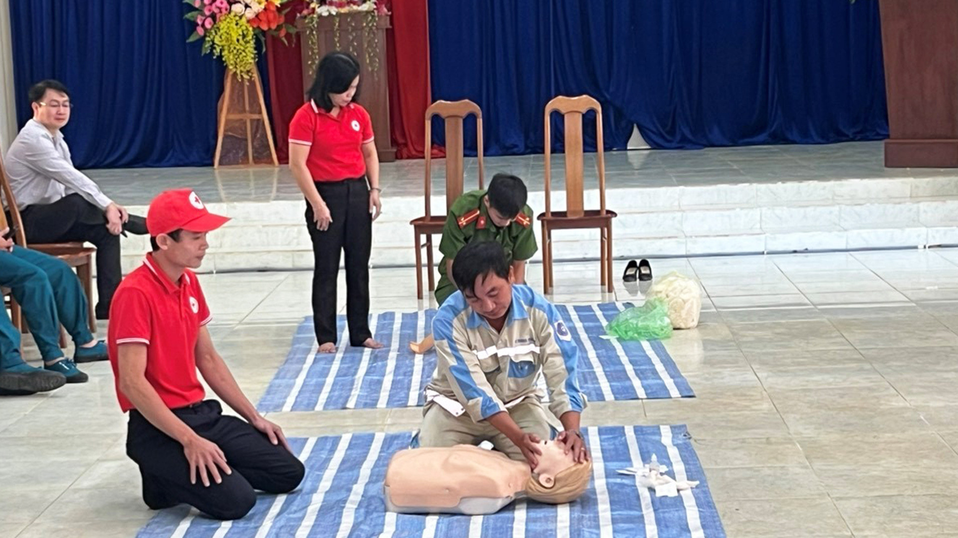 Thực hành sơ cấp cứu người dân bị thương bởi động đất.