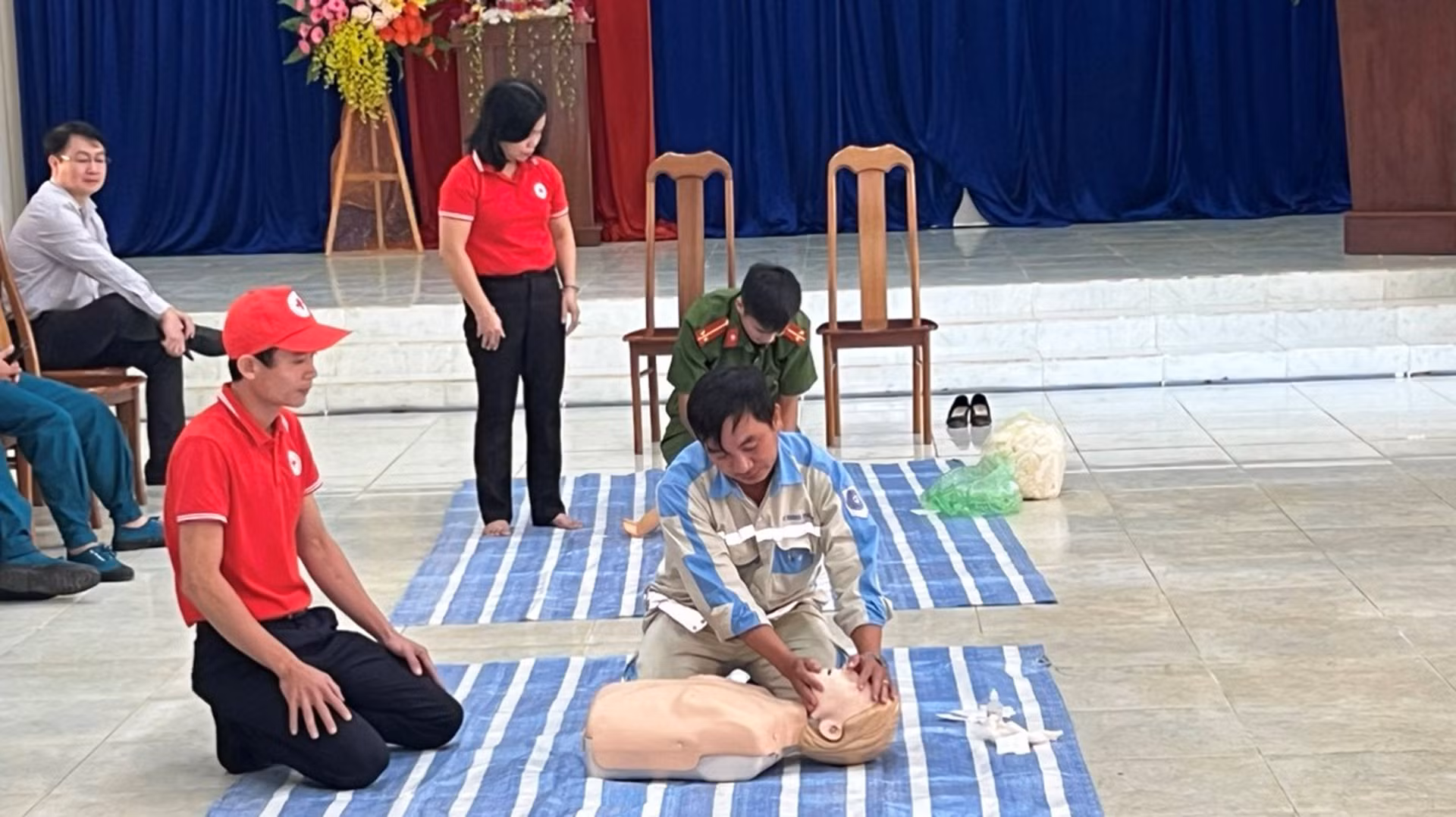 Thực hành sơ cấp cứu người dân bị thương bởi động đất.