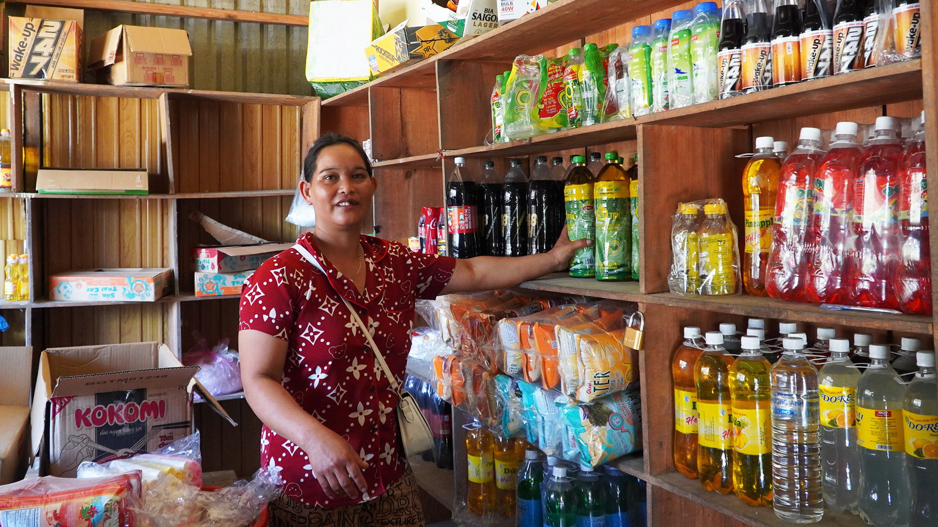 Chị Y Lan mở tiệm tạp hóa tại nhà để tăng thu nhập.