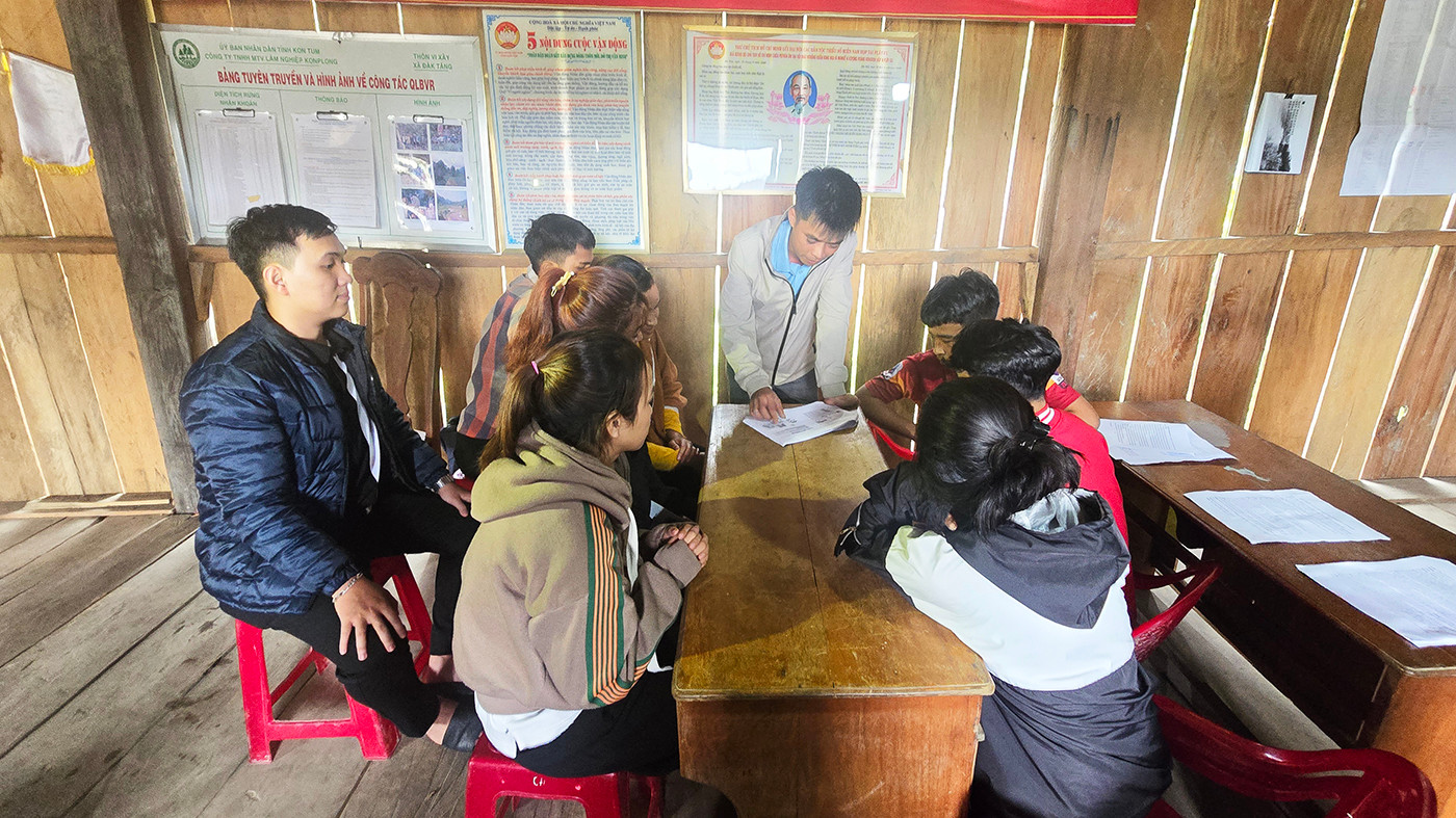 Cán bộ xã Đăk Tăng tuyên truyền, hướng dẫn người dân ứng phó với động đất.