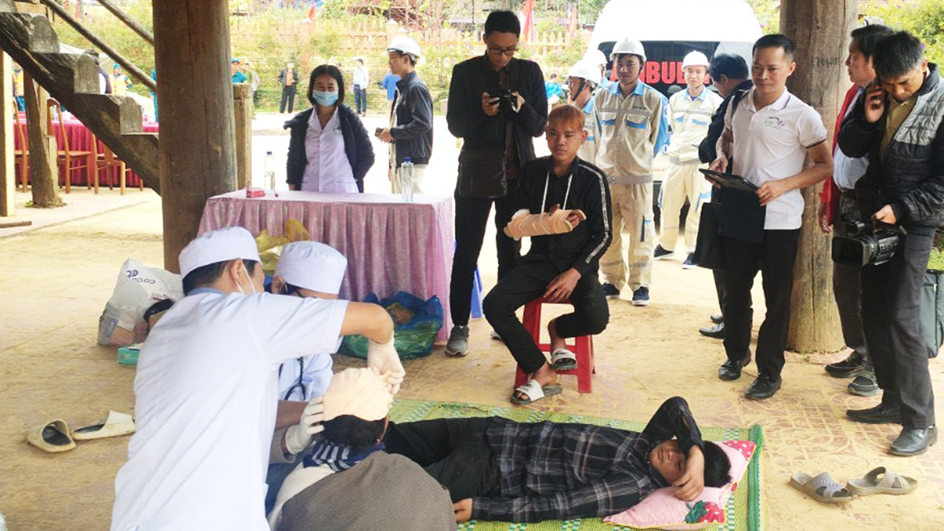 Lực lượng y tế sơ cấp cứu người dân bị thương tại nhà rông.