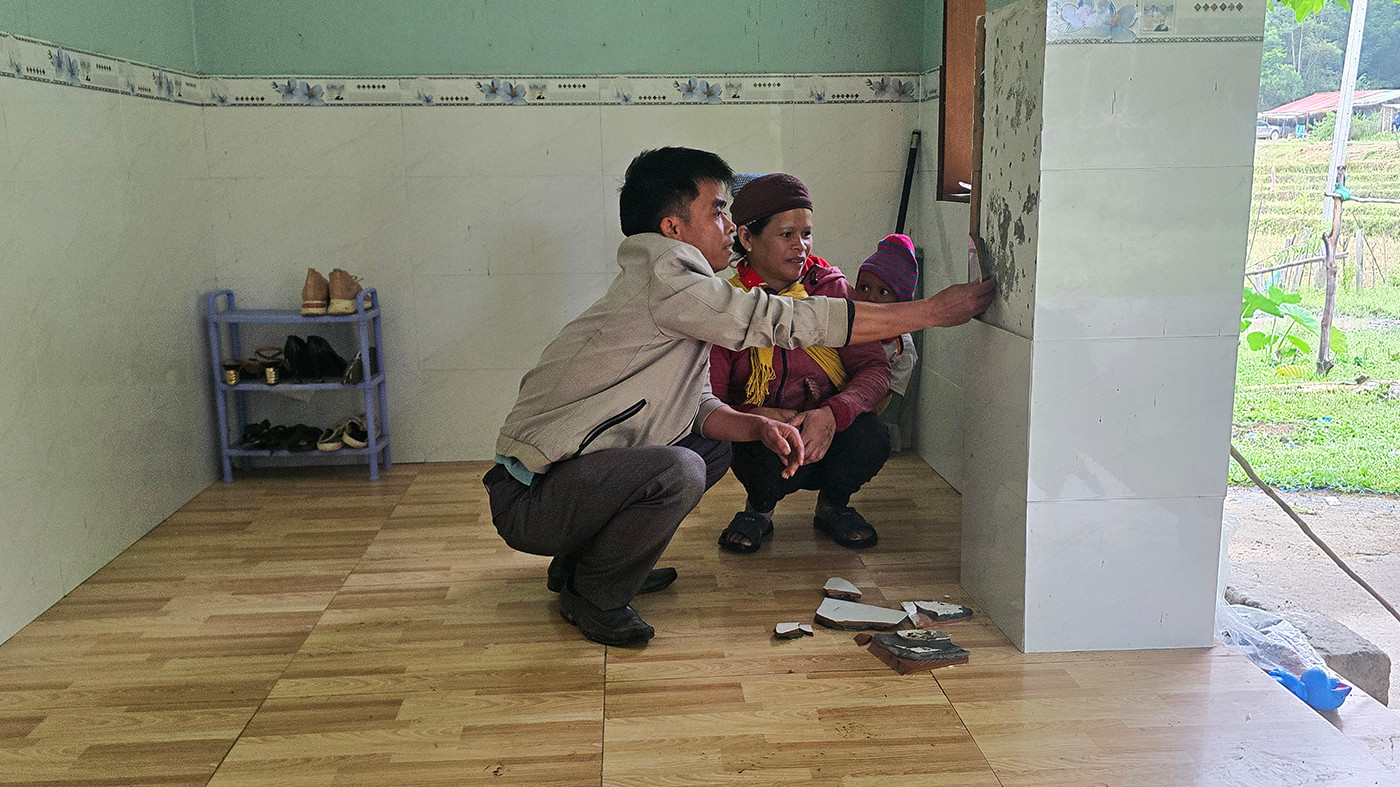 Gạch ốp tường nhà anh A Tháng (thôn Vi Xây, xã Đăk Tăng) bị rớt do động đất.