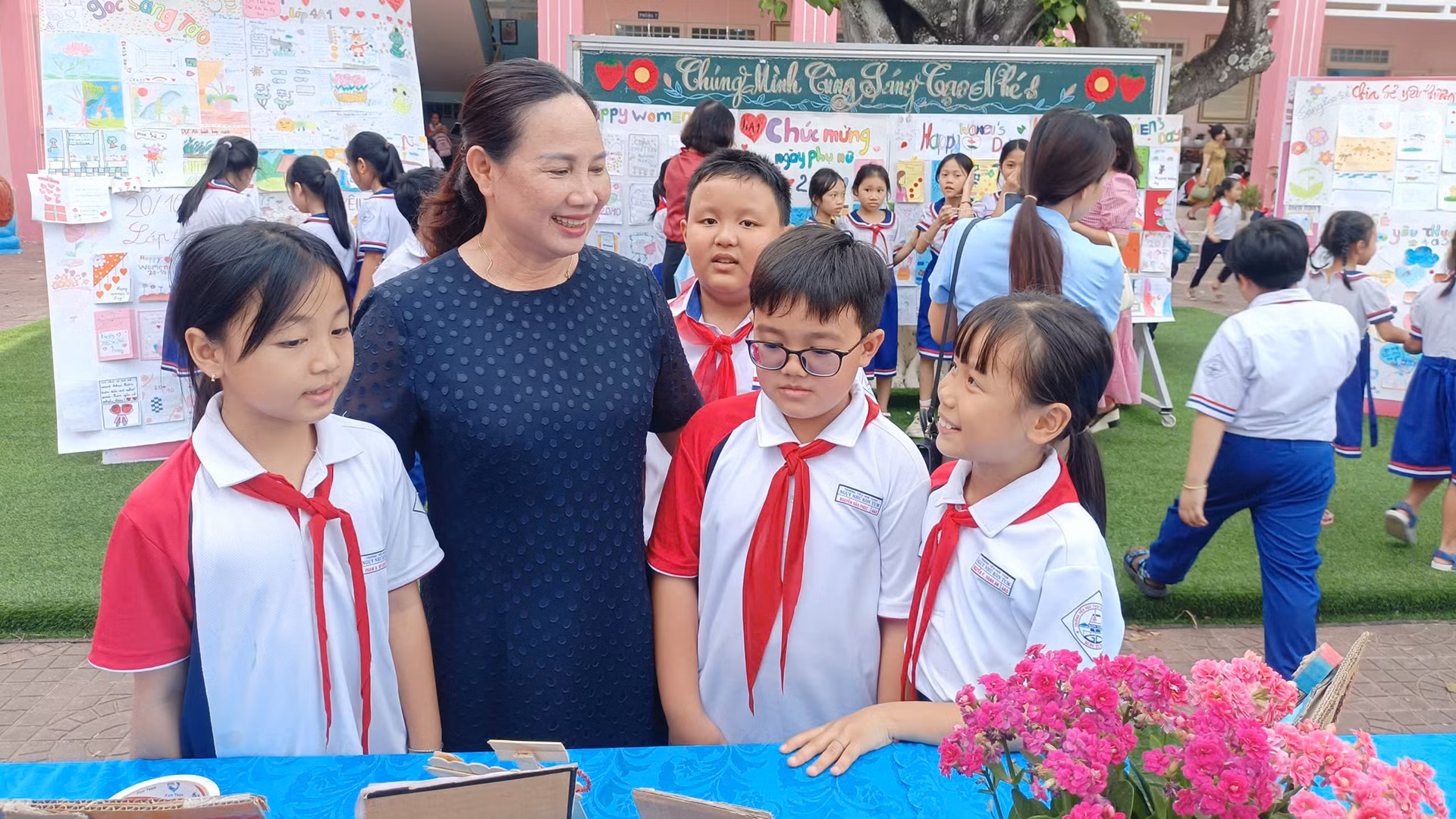 Các em học sinh bên cô Lê Thị Hồng Liên trong một buổi ngoại khóa.