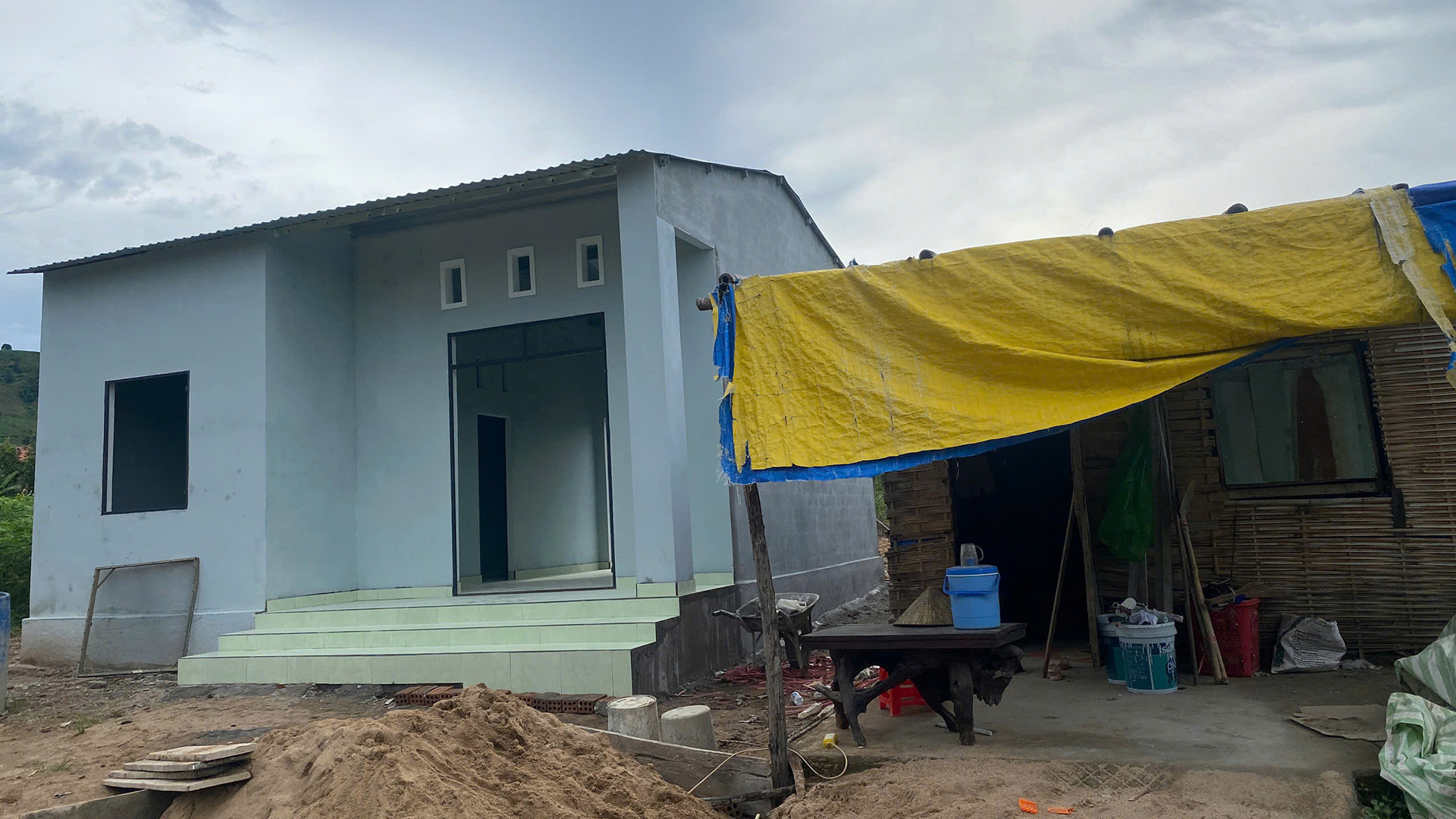 Ngôi nhà mới khang trang dần thành hình bên cạnh nơi chị Y Ung sinh sống. Ngôi nhà mới khang trang dần thành hình bên cạnh nơi chị Y Ung sinh sống.