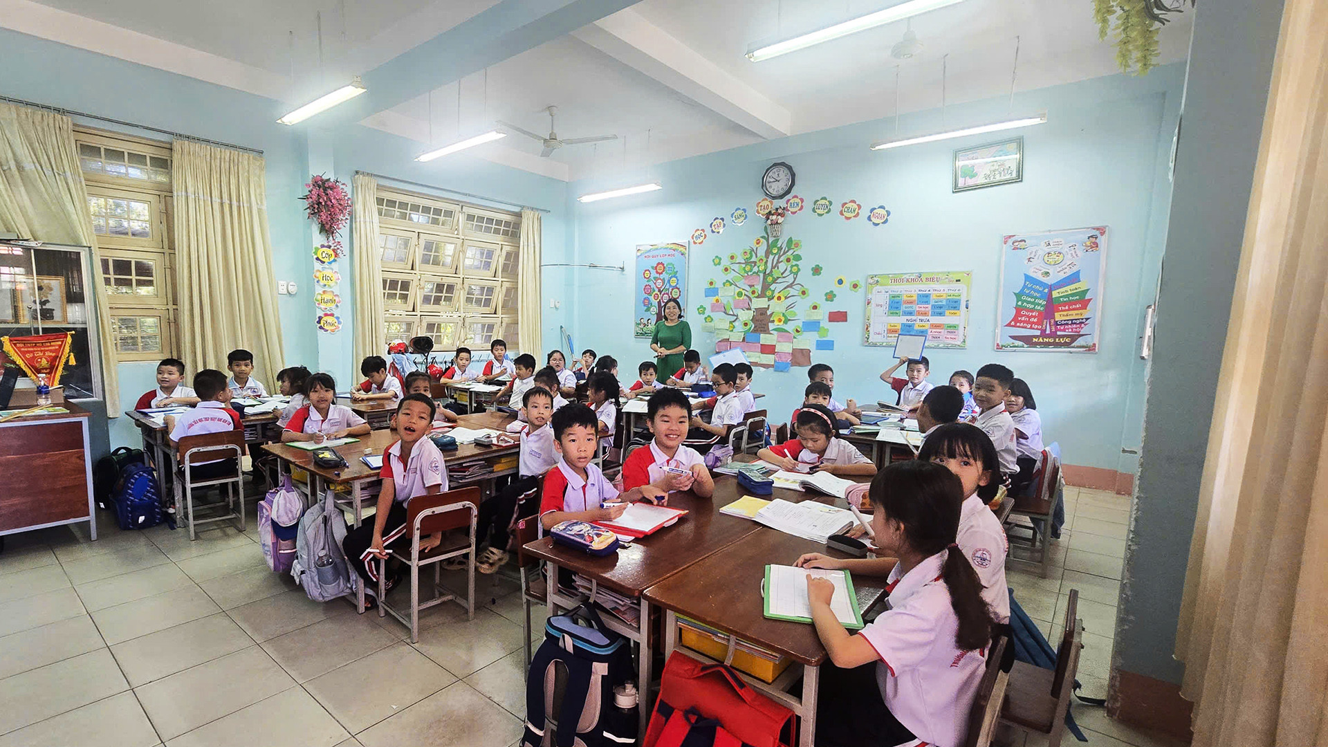 Các em học sinh tự sắp xếp bàn ghế để phục vụ môn học.