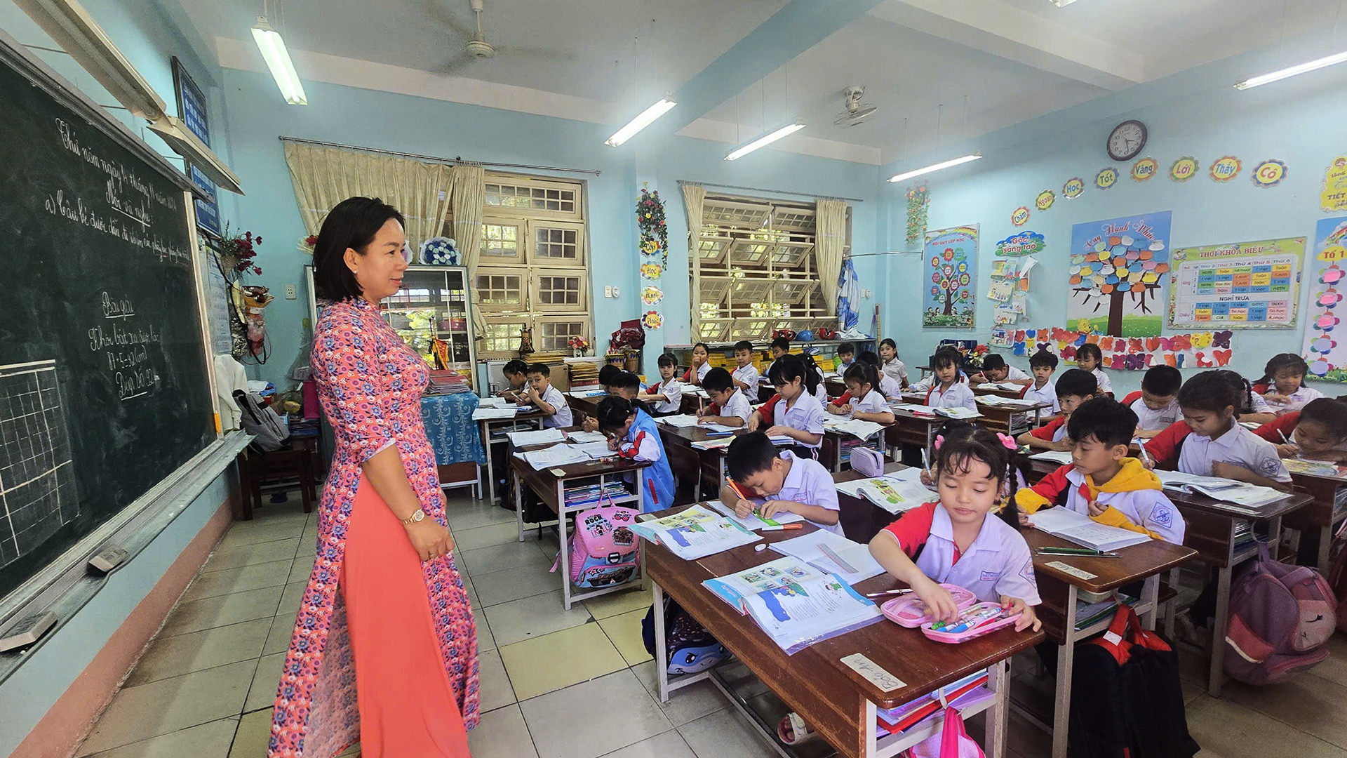 Các lớp học được các em học sinh tự trang trí, thể hiện ý tưởng.