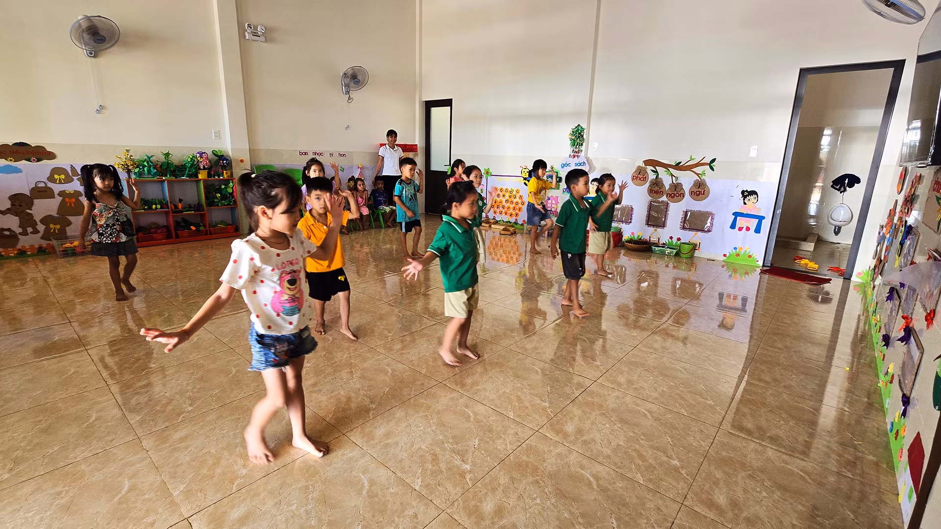 Học sinh Trường mầm non MB-716 luyện tập văn nghệ.