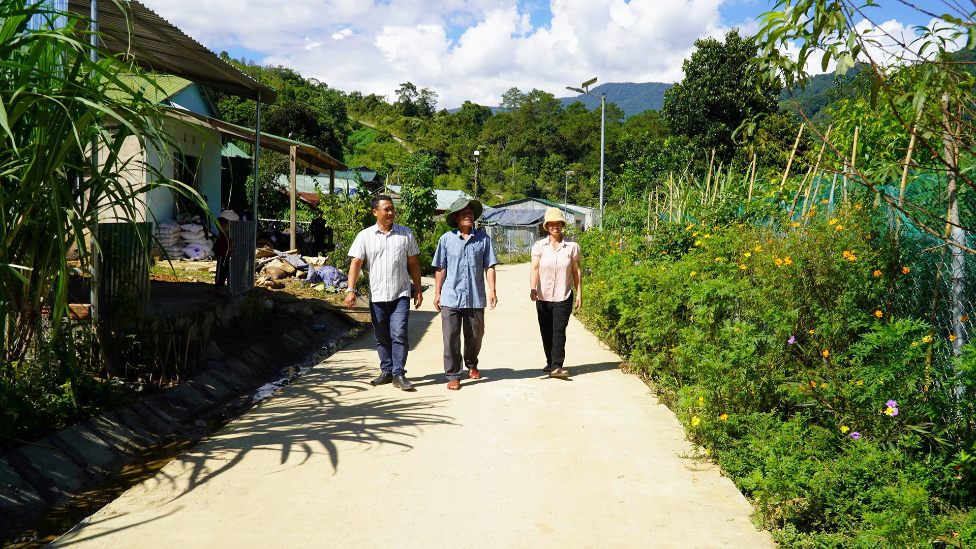 Nhiều con đường bê-tông phẳng lỳ làm thay đổi bộ mặt thôn Làng Mới.