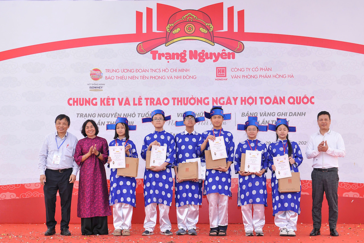 Trao thưởng cho các thí sinh đoạt giải.