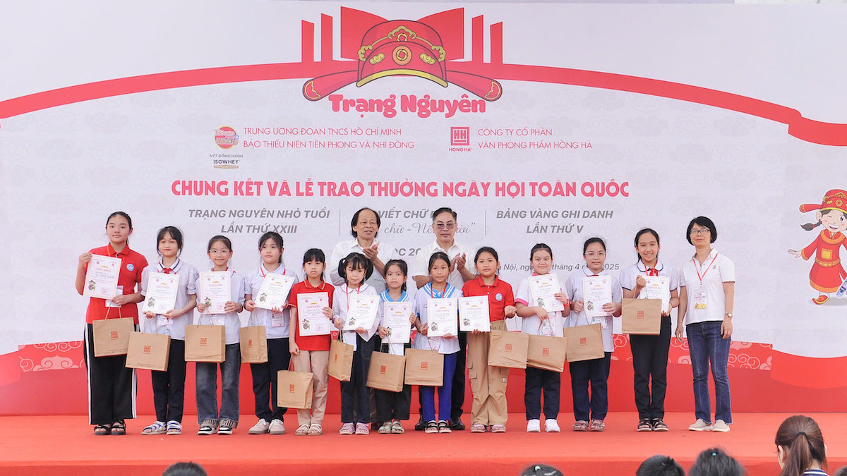 Trao thưởng cho các thí sinh đoạt giải.
